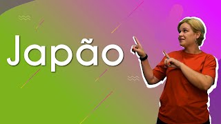 "Japão" escrito sobre fundo colorido ao lado da imagem da professora