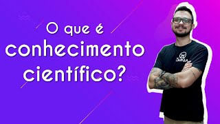 "O que é conhecimento científico?" escrito sobre fundo roxo ao lado da imagem do professor