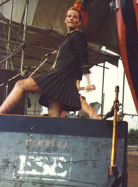 O cenário musical punk abriu espaço para as mulheres, como o exemplo da banda britânica The Slits.  