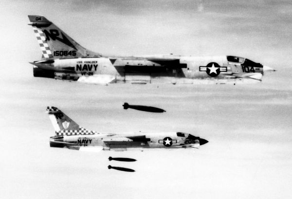 Aviões norte-americanos lançando bombas sobre tropas norte-vietnamitas em 1972.