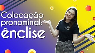 Professora ao lado do texto"Colocação pronominal: ênclise".