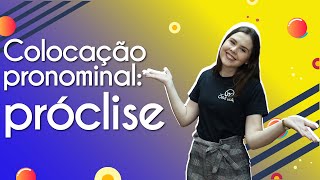 Professora ao lado do texto"Colocação pronominal: próclise".