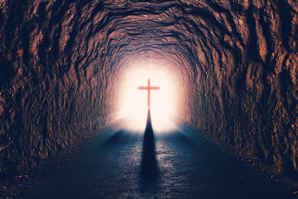 Cruz em uma caverna em referência ao cristianismo, contexto histórico do barroco.