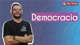 Professor ao lado do texto"Democracia".