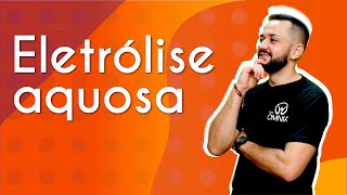 Professor ao lado do texto"Eletrólise Aquosa".