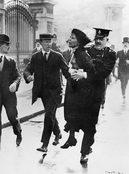 Emmeline Pankhurst (1858-1928) sendo presa quando tentava apresentar uma petição ao rei George V, em 1914, na porta do Palácio de Buckingham.
