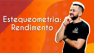 Professor ao lado do texto"Estequiometria: rendimento".