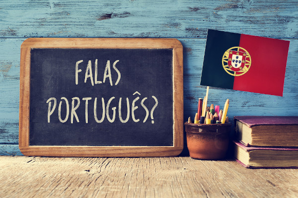 Quadro com a frase "Falas português?" em referência ao Dia Mundial da Língua Portuguesa.