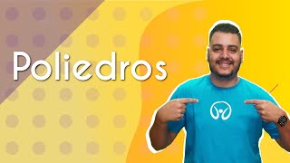 Professor ao lado do texto"Poliedros".