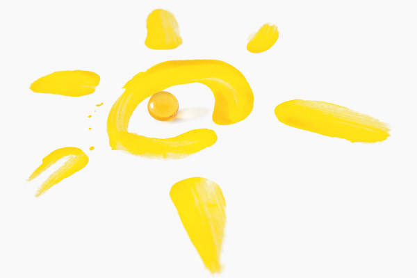 A vitamina D é sintetizada na pele por meio da ação da radiação solar. Pessoas que não podem se expor ao sol frequentemente necessitam de suplementação.