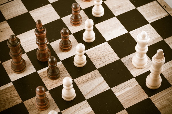 O poder e a disputa permeiam o conv&iacute;vio humano. Deles nascem a pol&iacute;tica. Como em um jogo de xadrez, &eacute; necess&aacute;rio entender as regras no &acirc;mbito pol&iacute;tico. 