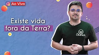 "Existe vida fora da Terra?" escrito sobre fundo roxo ao lado da imagem do professor