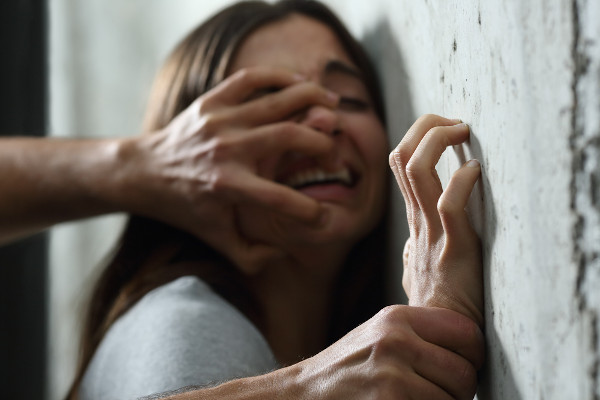 Em meio à desigualdade de gênero, as mulheres são tratadas como objetos, tendo seu corpo e sua integridade violados.