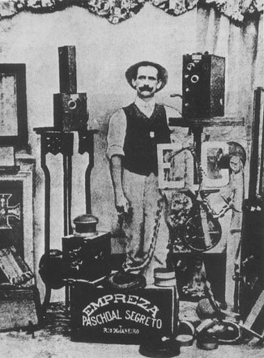 O italiano Afonso Segreto foi, provavelmente, a primeira pessoa a fazer imagens de cinema no Brasil