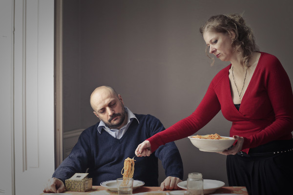 A desigualdade de gênero impõe às mulheres uma dupla jornada que envolve o trabalho e o cuidado da casa e da família. 