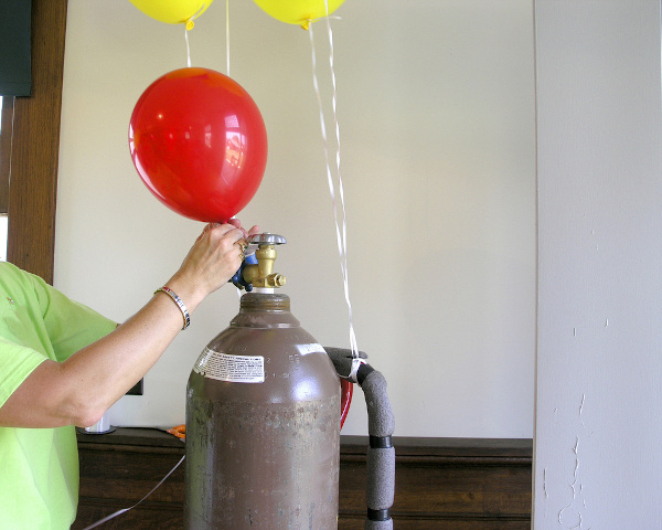  Gás hélio sendo colocado em balão de festa.