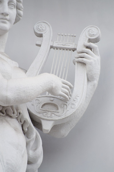 Ao som do instrumento musical lira, os poetas gregos cantavam seus poemas, o que deu origem ao gênero lírico.