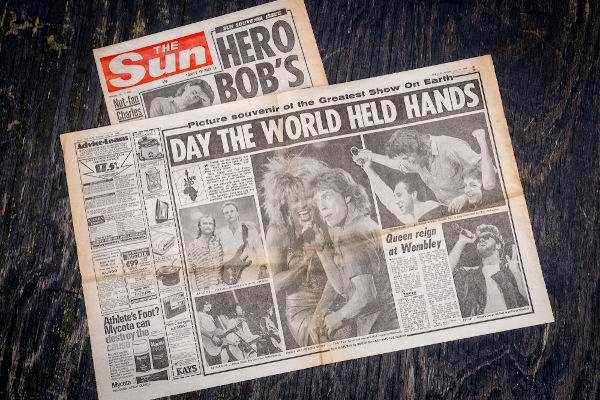 Reportagens de jornais ingleses destacando o Live Aid, festival de música realizado no dia 13 de julho de 1985.