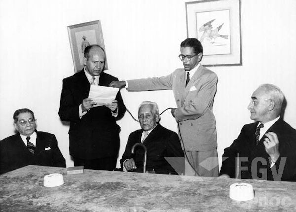 Marechal Rondon (sentando no meio dos dois homens em pé) durante sessão do Conselho Nacional de Proteção ao Índio.