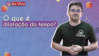 Professor ao lado do texto"O que é dilatação do tempo?".