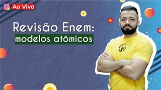 Professor ao lado do Revisão Enem: modelos atômicos"