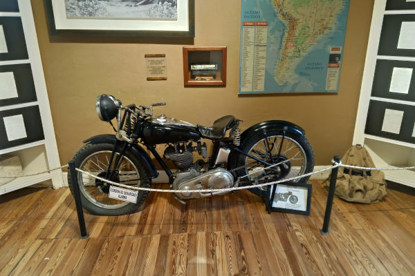 Modelo da moto usada por Che na sua viagem pela América do Sul em 1952.