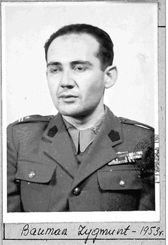 Zygmunt Bauman com o uniforme de major do Corpo de Segurança Interna, unidade militar especial polonesa (1953).