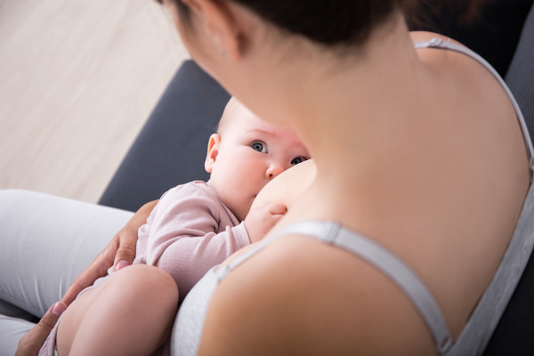  Amamentar fornece benefícios para a mãe e também para o bebê.