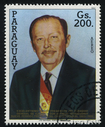De 1954 a 1989, o Paraguai foi governado pelo ditador Alfredo Stroessner, responsável pela violação dos Direitos Humanos de 20 mil pessoas.