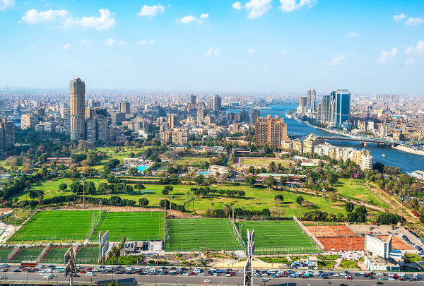 Cairo, capital do Egito, às margens do Nilo.