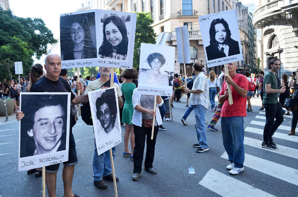 Até hoje, grupos da sociedade argentina realizam ações em homenagem aos mortos da sua ditadura.