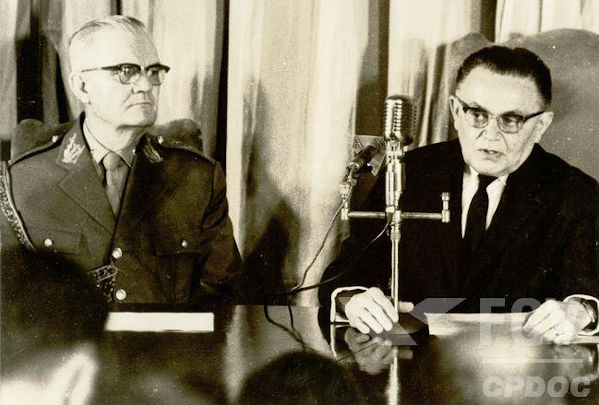 Durante o governo de Humberto Castello Branco (de terno escuro), a institucionalização dos militares iniciou-se com os atos institucionais.