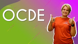 "OCDE" escrito sobre fundo colorido ao lado da imagem da professora