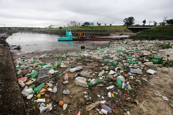 Poluição na margem do rio Tietê
