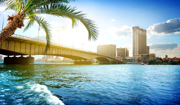 Ponte acima do Nilo entre Cairo e Gizé, no Egito.
