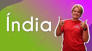 "Índia" escrito sobre fundo colorido ao lado da imagem da professora