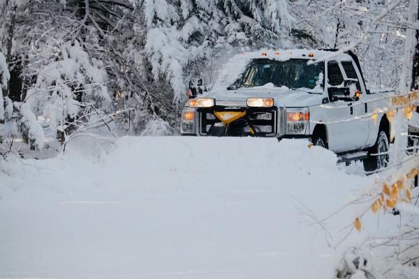 Neve impedindo a passagem de carro (EUA).