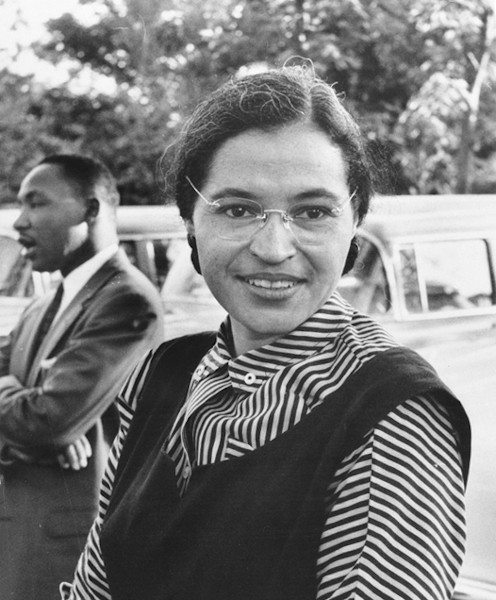 Rosa Parks, afro-americana que se recusou a ceder seu assento a um passageiro branco e liderou boicote aos ônibus em Montgomery, Alabama (1955).
