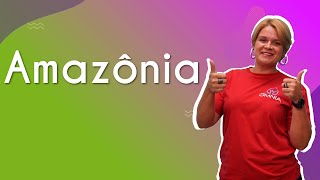 "Amazônia" escrito sobre fundo colorido ao lado da imagem da professora