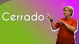 "Cerrado" escrito sobre fundo colorido ao lado da imagem da professora