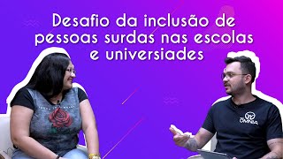 "Desafio da inclusão de pessoas surdas nas escolas e universidades" escrito sobre fundo roxo acima da imagem dos professores João e Lívia