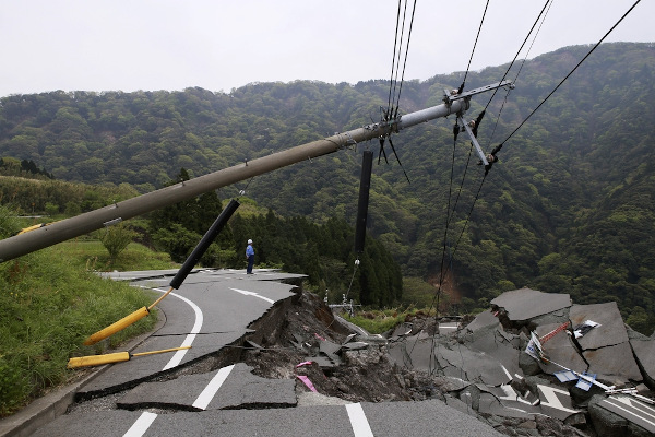 Estrada destruída após um terremoto.