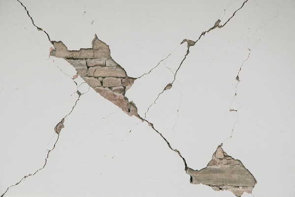 Parede rachada, um dos efeitos nas residências promovidos pela ação dos terremotos.