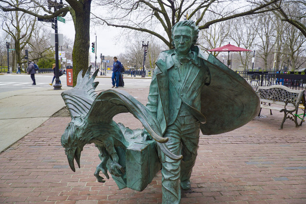 Estátua de Edgar Allan Poe em Boston, nos Estados Unidos, ao lado de um corvo, ave que se imortalizou em sua literatura.
