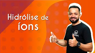 "Hidrólise de íons" escrito sobre fundo alaranjado ao lado da imagem do professor