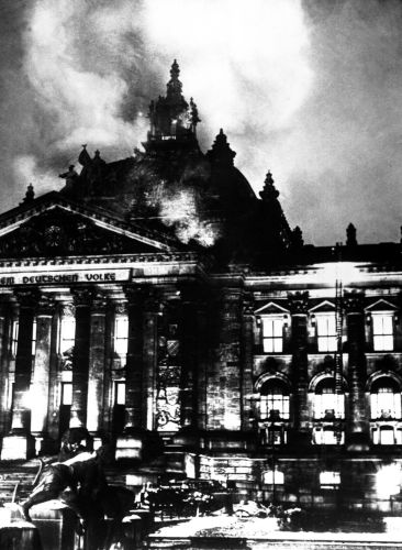 O incêndio do Reichstag alemão foi um dos fatores mais decisivos para a criação da Gestapo, em abril de 1933.