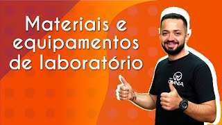 "Materiais e equipamentos de laboratório" escrito sobre fundo alaranjado ao lado da imagem do professor