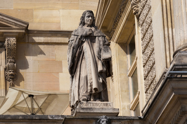 Est&aacute;tua de Montesquieu no Louvre