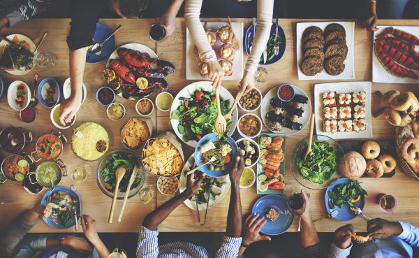 Mesa com vários tipos de comidas em referência aos animais onívoros.