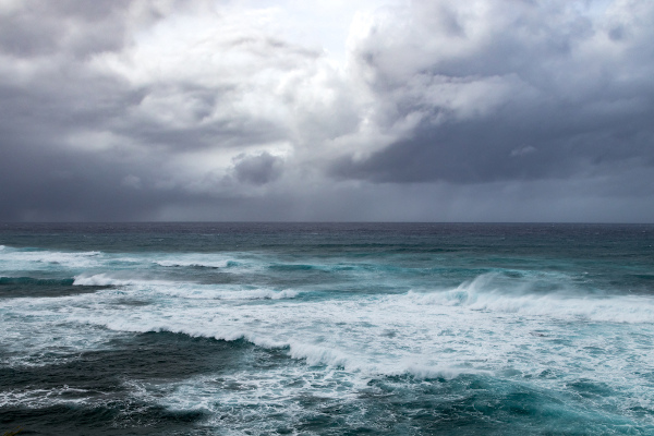 Tempestade sobre o oceano. A força do vento pode gerar eventos catastróficos.